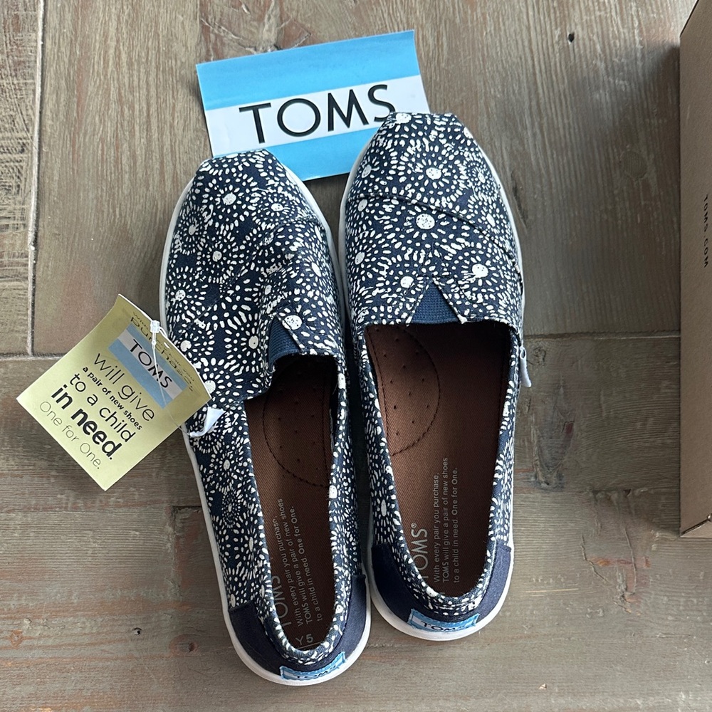 NWT TOMS Classic Navy Shibori Dots Navy and White Canvas Shoes